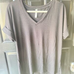 Zenana Outfitters Black V-Neck Short Sleeve Tee